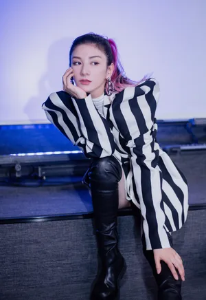 黄奕条纹套装酷感写真图片_3