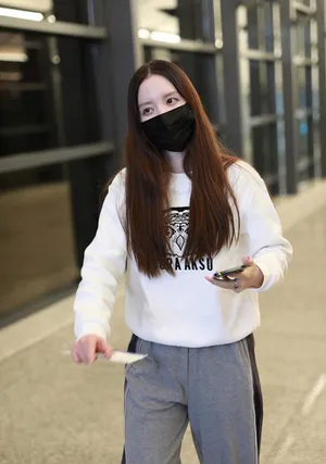 张萌长发飘逸休闲随性机场照图片
