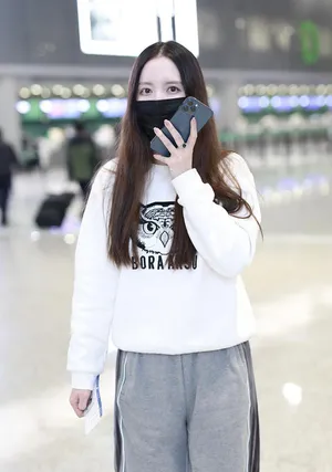 张萌长发飘逸休闲随性机场照图片_3