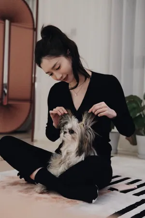 江疏影黑色毛衣气质私服照图片_3