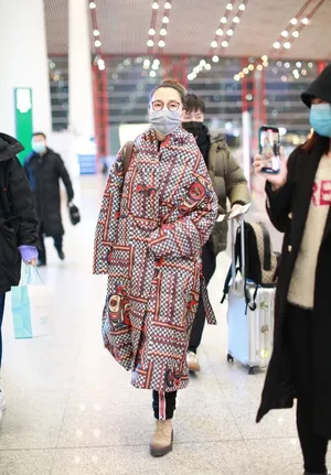 阿朵丸子头素颜民族风情机场照图片_1