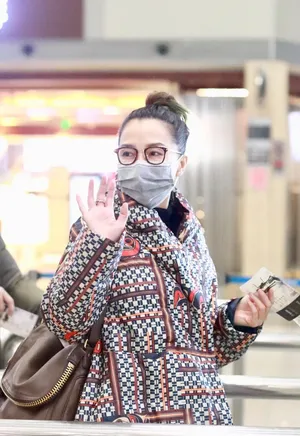 阿朵丸子头素颜民族风情机场照图片_2