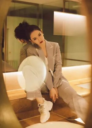 戚薇暖色调性感甜酷写真图片