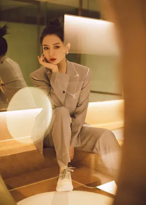 戚薇暖色调性感甜酷写真图片_2