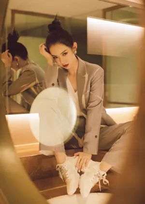 戚薇暖色调性感甜酷写真图片_4