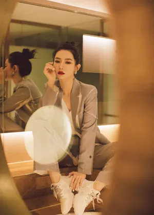 戚薇暖色调性感甜酷写真图片_5