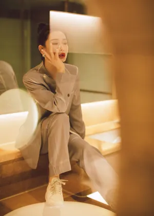 戚薇暖色调性感甜酷写真图片_6