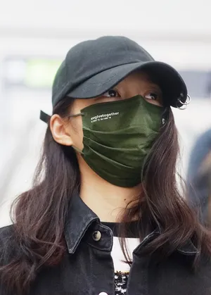 关晓彤休闲简约帅气机场照图片_1