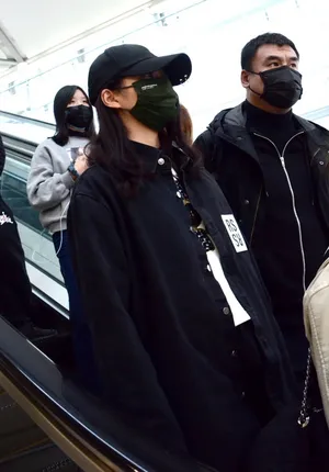 关晓彤休闲简约帅气机场照图片_2