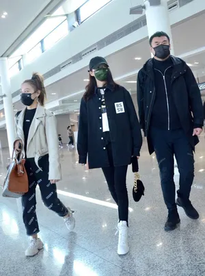 关晓彤休闲简约帅气机场照图片_3