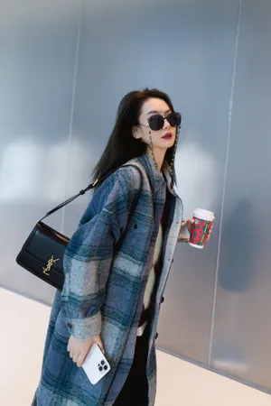 戚薇格纹风衣酷飒街拍图片