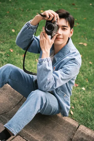 陈星旭牛仔服清新草地写真图片_1