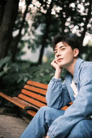 陈星旭牛仔服清新草地写真图片_6