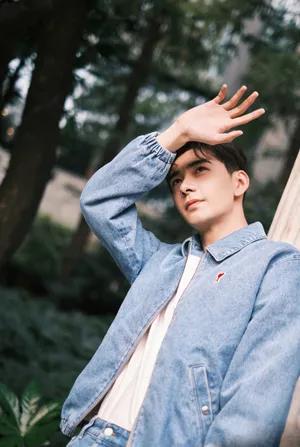 陈星旭牛仔服清新草地写真图片_7