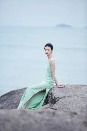 邱天吊带绿裙海边沙滩写真图片_1