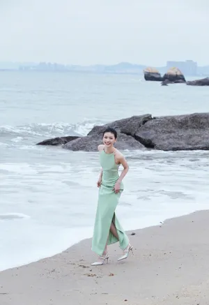 邱天吊带绿裙海边沙滩写真图片_2