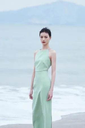 邱天吊带绿裙海边沙滩写真图片_3