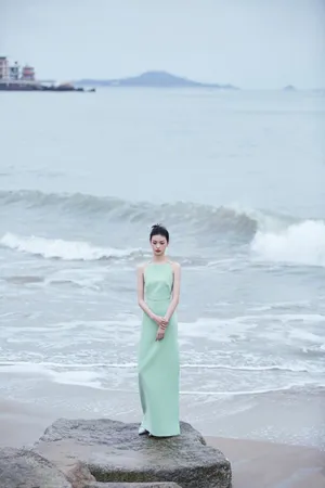 邱天吊带绿裙海边沙滩写真图片_4