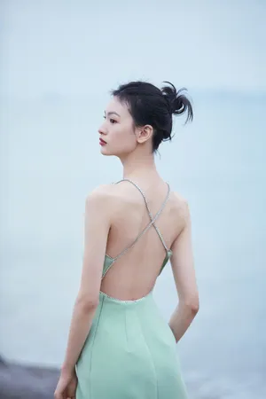邱天吊带绿裙海边沙滩写真图片_5