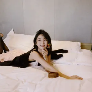 邢菲黑丝性感床上写真图片
