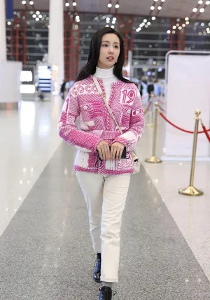 陈都灵粉色上衣清纯甜美机场照图片