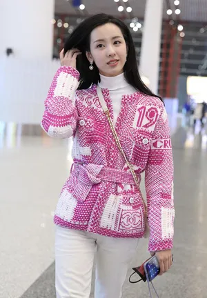 陈都灵粉色上衣清纯甜美机场照图片_3
