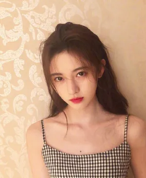 性感鞠婧祎格子吊带裙图片