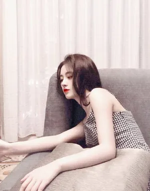 性感鞠婧祎格子吊带裙图片