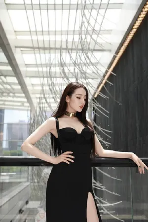 迪丽热巴黑色高开叉吊带裙大秀长腿性感图片_1