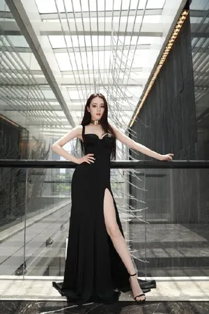 迪丽热巴黑色高开叉吊带裙大秀长腿性感图片_3
