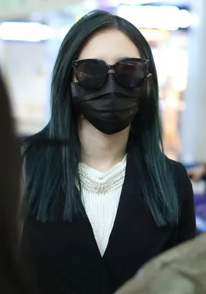 孟美岐全黑look美飒时尚机场照图片