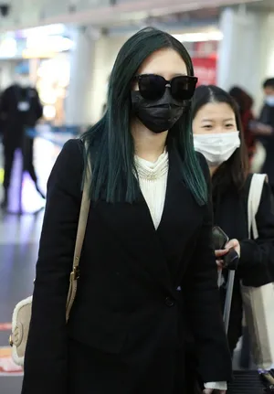 孟美岐全黑look美飒时尚机场照图片
