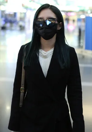孟美岐全黑look美飒时尚机场照图片_2