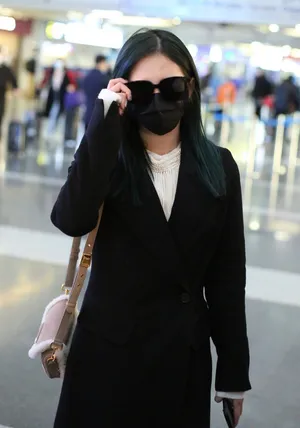孟美岐全黑look美飒时尚机场照图片_3