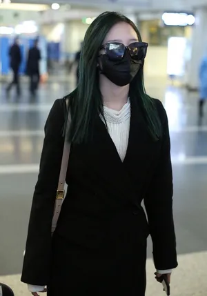 孟美岐全黑look美飒时尚机场照图片_4