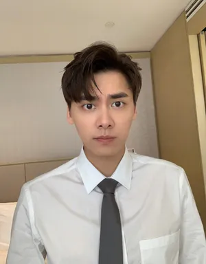 李易峰格纹西装自拍帅照图片