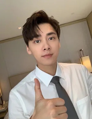李易峰格纹西装自拍帅照图片_3