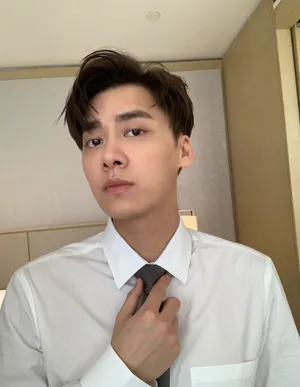 李易峰格纹西装自拍帅照图片_6