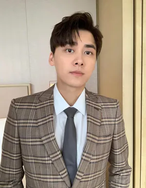 李易峰格纹西装自拍帅照图片_10
