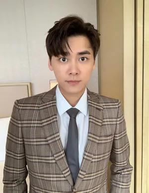 李易峰格纹西装自拍帅照图片_11
