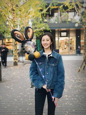 李纯牛仔外套俏皮街拍图片