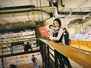 李纯牛仔外套俏皮街拍图片_2