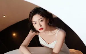 毛晓彤白色性感吊带裙妩媚图片