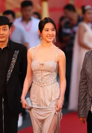 刘亦菲吊带裙妩媚妖娆性感图片_4