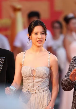 刘亦菲吊带裙妩媚妖娆性感图片_7