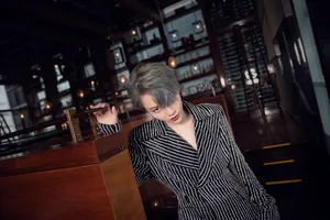 THE9刘雨昕钻条纹套装酷美写真图片_5