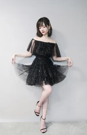 任敏黑色纱裙性感迷人图片写真_3