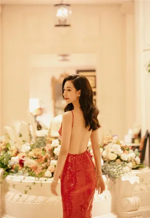 性感美女主持温雅吊带露背诱惑写真