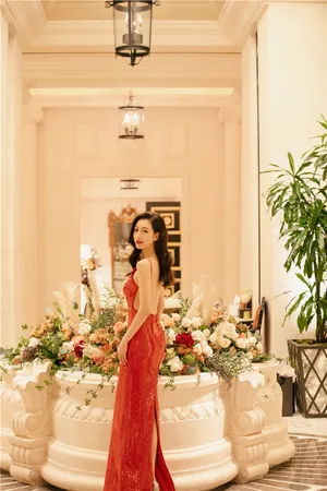 性感美女主持温雅吊带露背诱惑写真_4