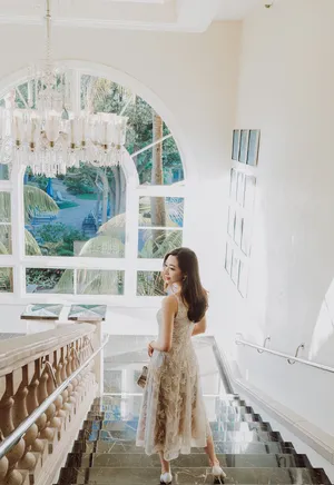 美女主持人温雅性感吊带撩人写真
